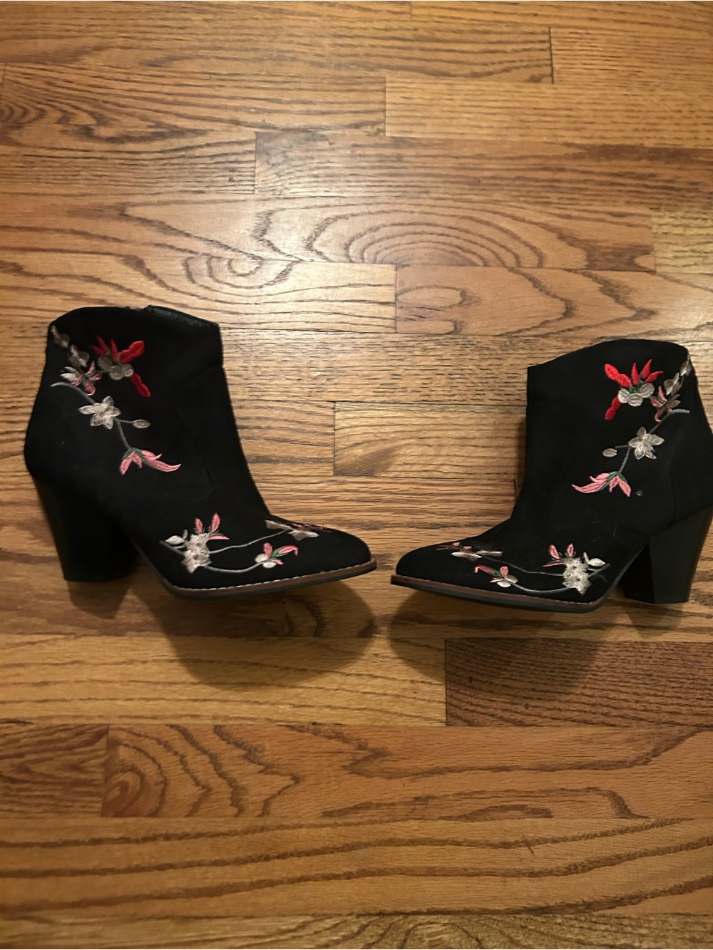 Hippie Laundry Women’s Sz 7M Black Floral Embroidered Western Boho Booties